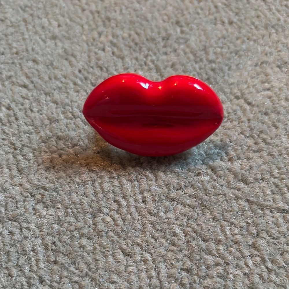 Red Lip-Shaped Trinket